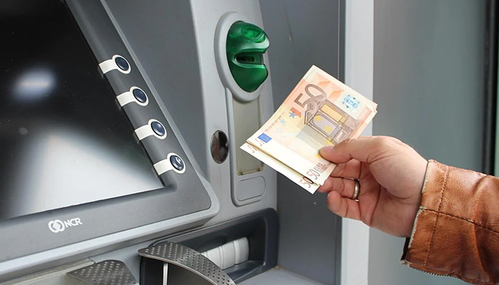 Bankām būs jāziņo VID par skaidras naudas iemaksām